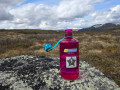 Nalgene 1L NM Flaske Aubergine Sustain krus og feltflasker